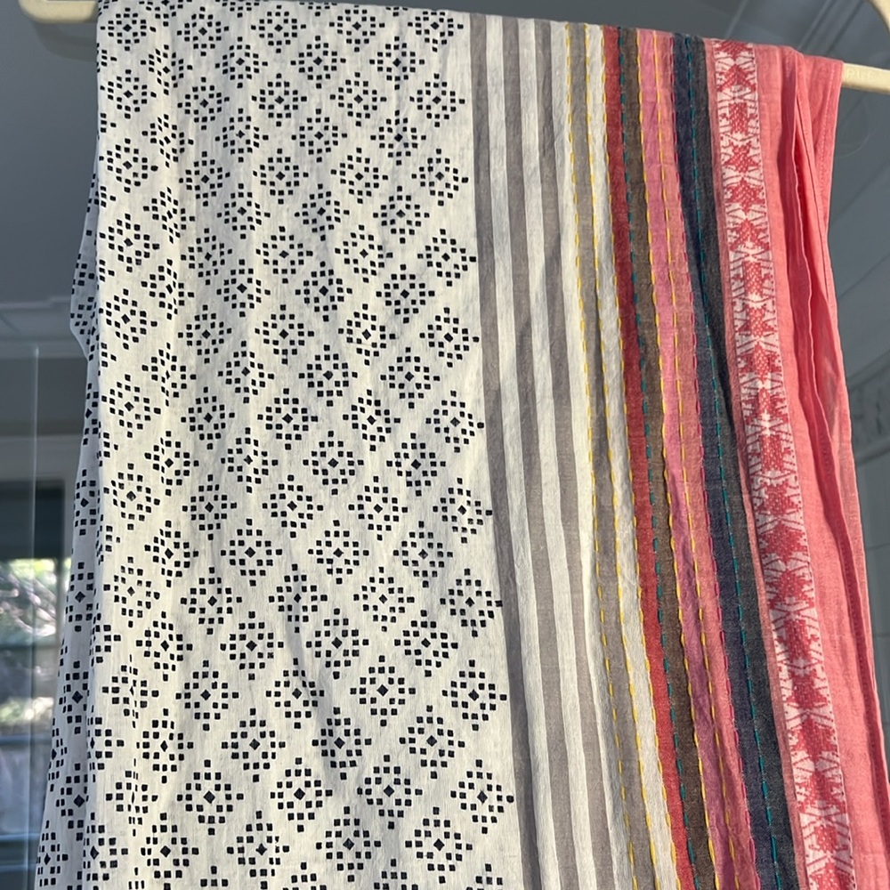 Tommy Bahama 100%cotton scarf.
New with tags on